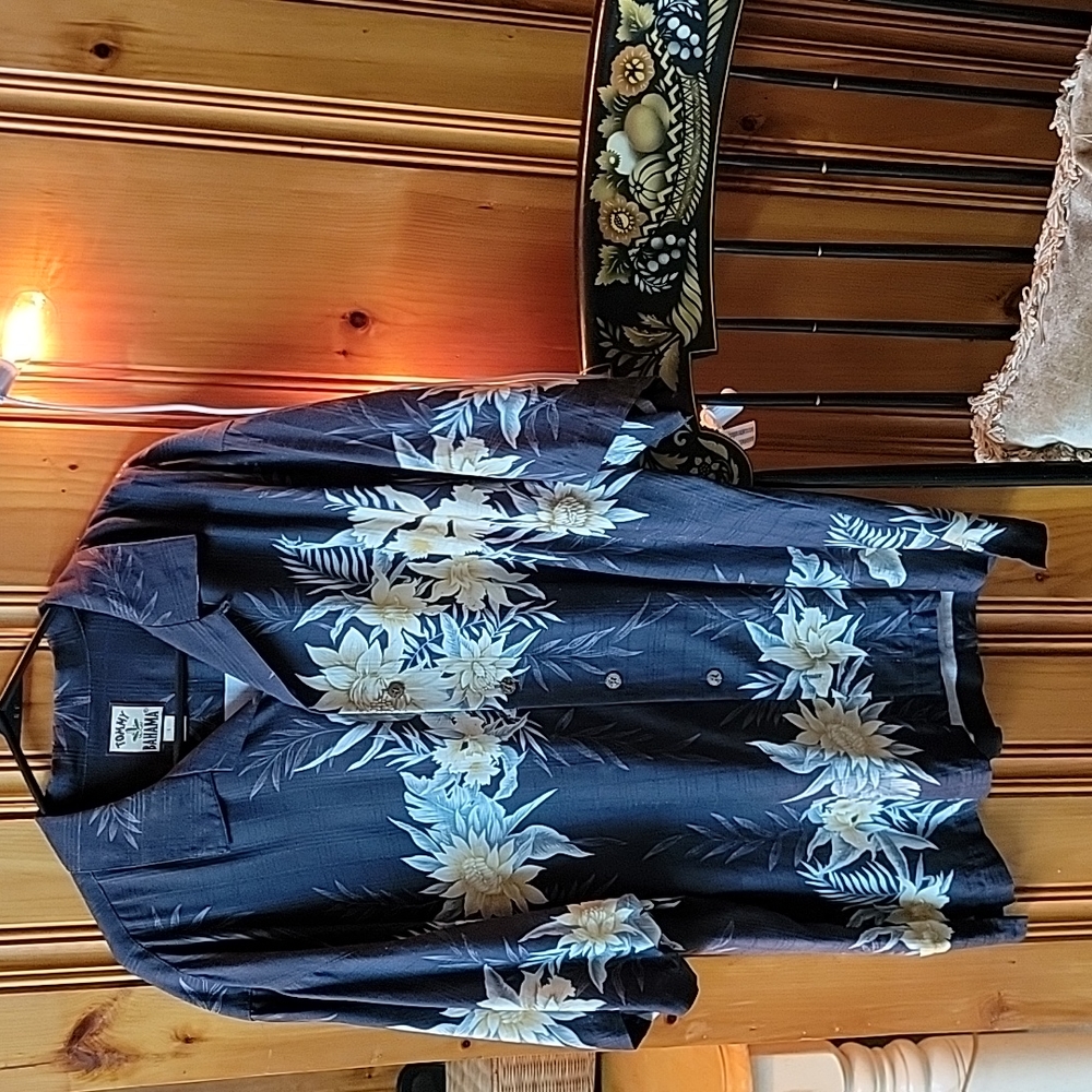 Tommy Bahama Men's silk shirt